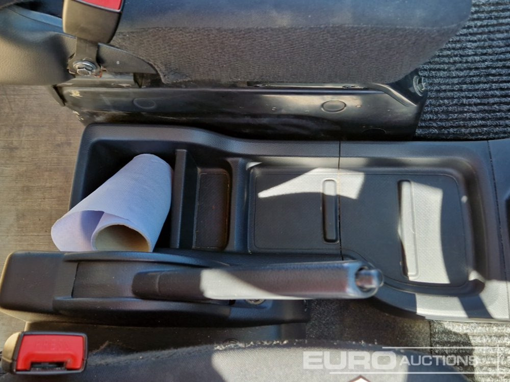 شاحنة التوصيل Nissan NV200: صورة 35