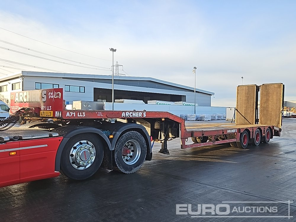 Nooteboom Tri Axle Step Frame Low Loader Trailer, Flip Tow Ramps - عربة منخفضة مسطحة نصف مقطورة: صورة 1 Nooteboom Tri Axle Step Frame Low Loader Trailer, Flip Tow Ramps - عربة منخفضة مسطحة نصف مقطورة: صورة 1