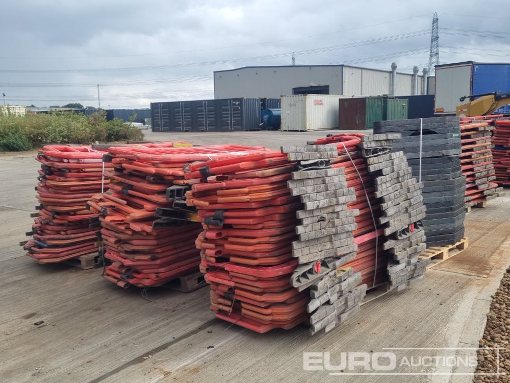 Pallet of Plastic Safety Barriers (5 of) Pallet of Road Signs (3 of) - معدات البناء: صورة 5 Pallet of Plastic Safety Barriers (5 of) Pallet of Road Signs (3 of) - معدات البناء: صورة 5