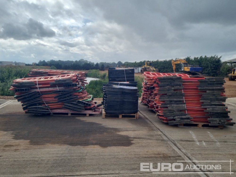 Pallet of Plastic Safety Barriers (5 of) Pallet of Road Signs (3 of) - معدات البناء: صورة 2 Pallet of Plastic Safety Barriers (5 of) Pallet of Road Signs (3 of) - معدات البناء: صورة 2