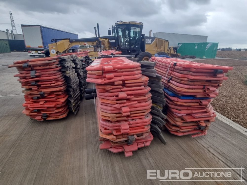 Pallet of Plastic Safety Barriers (5 of) Pallet of Road Signs (3 of) - معدات البناء: صورة 4 Pallet of Plastic Safety Barriers (5 of) Pallet of Road Signs (3 of) - معدات البناء: صورة 4
