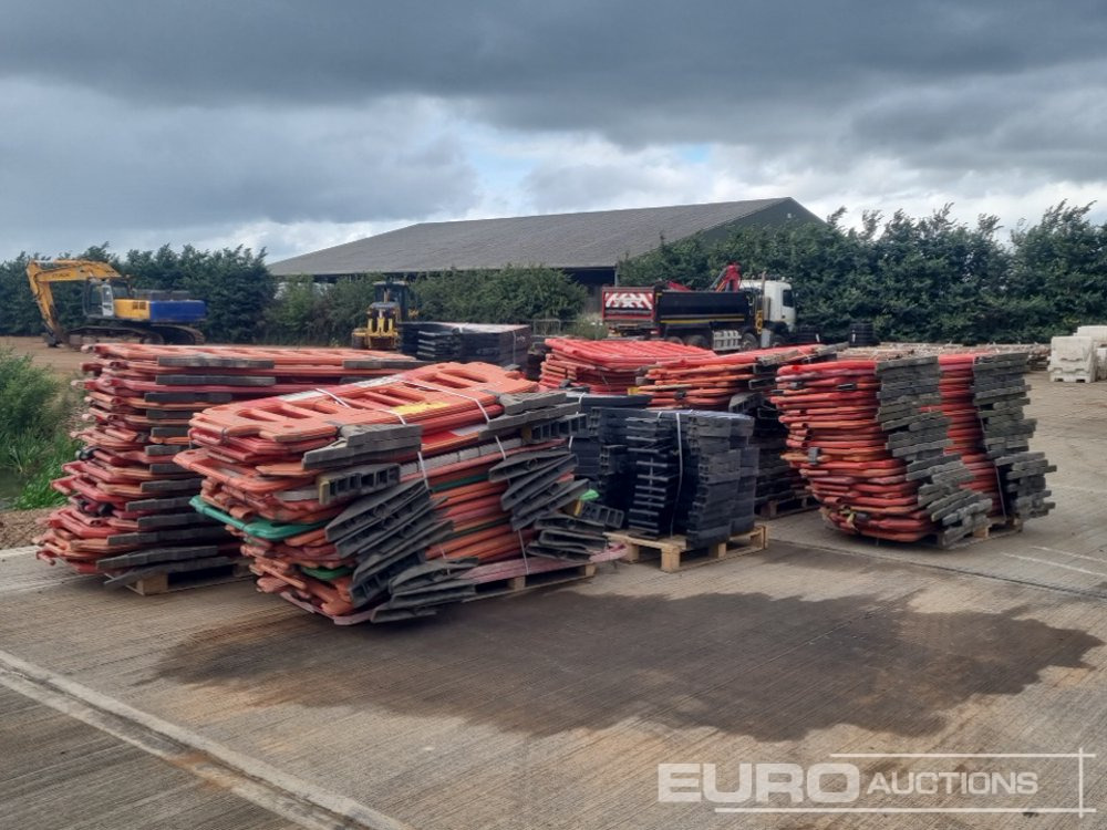 Pallet of Plastic Safety Barriers (5 of) Pallet of Road Signs (3 of) - معدات البناء: صورة 1 Pallet of Plastic Safety Barriers (5 of) Pallet of Road Signs (3 of) - معدات البناء: صورة 1