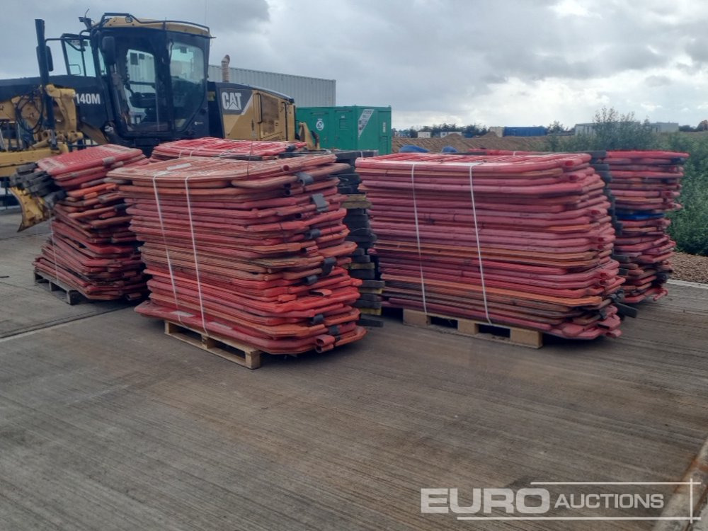Pallet of Plastic Safety Barriers (5 of) Pallet of Road Signs (3 of) - معدات البناء: صورة 3 Pallet of Plastic Safety Barriers (5 of) Pallet of Road Signs (3 of) - معدات البناء: صورة 3