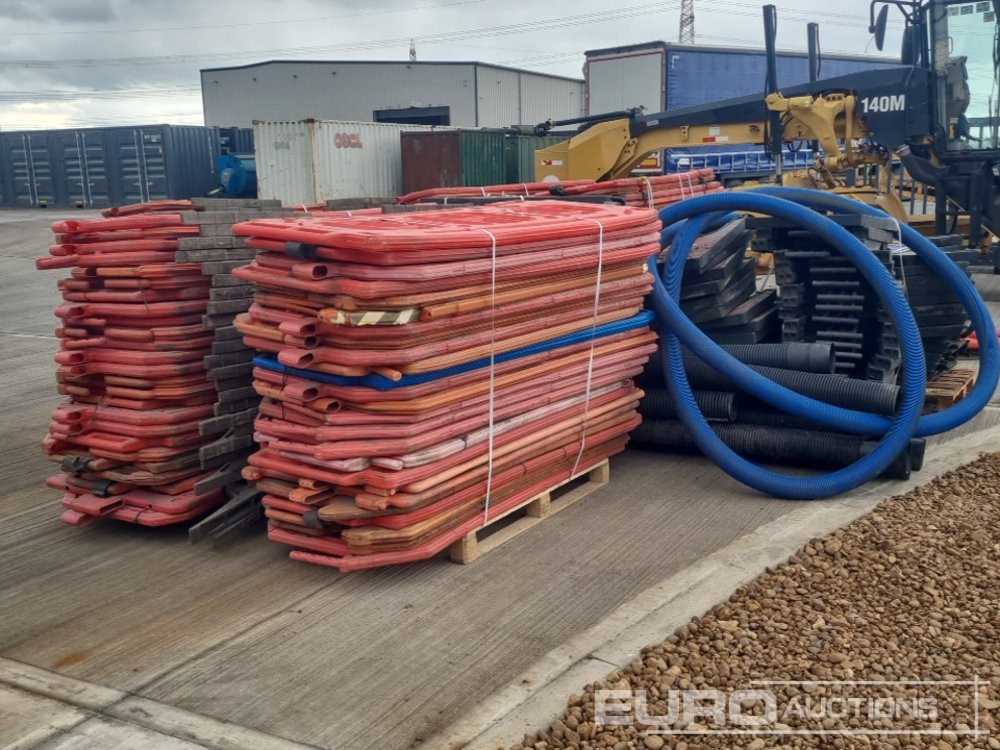 Pallet of Plastic Safety Barriers (5 of) Pallet of Road Signs (3 of) - معدات البناء: صورة 5 Pallet of Plastic Safety Barriers (5 of) Pallet of Road Signs (3 of) - معدات البناء: صورة 5