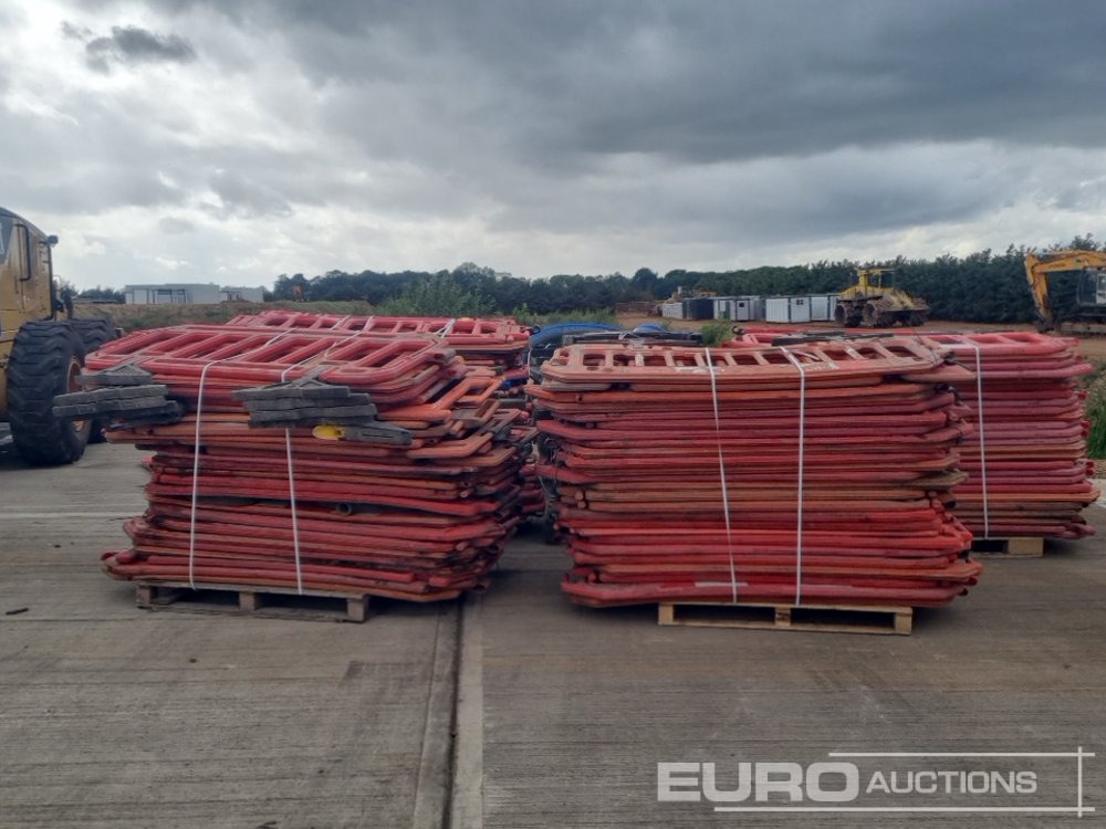 Pallet of Plastic Safety Barriers (5 of) Pallet of Road Signs (3 of) - معدات البناء: صورة 2 Pallet of Plastic Safety Barriers (5 of) Pallet of Road Signs (3 of) - معدات البناء: صورة 2