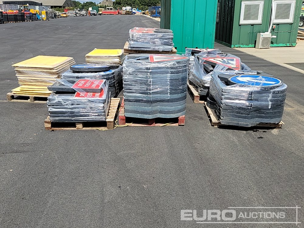 Pallet of Road Signs (7 of), Pallet of Driveway Boards (2 of) - معدات البناء: صورة 2 Pallet of Road Signs (7 of), Pallet of Driveway Boards (2 of) - معدات البناء: صورة 2