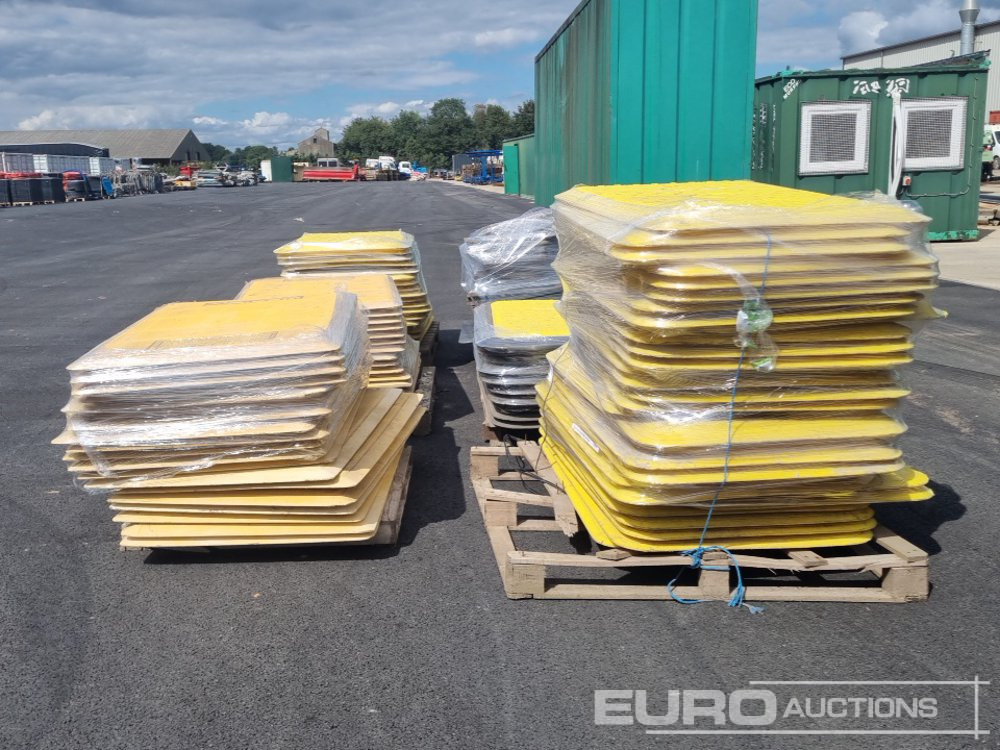 Pallet of Trench Box Covers (5 of), Pallet of Road Signs - معدات البناء: صورة 4 Pallet of Trench Box Covers (5 of), Pallet of Road Signs - معدات البناء: صورة 4