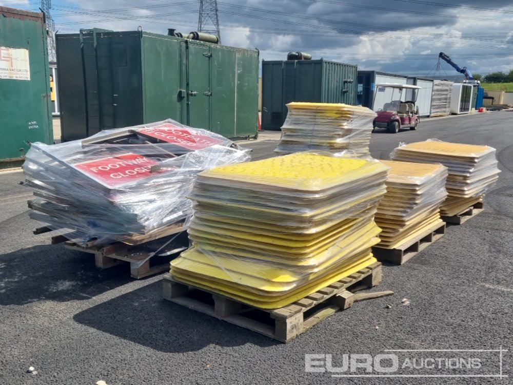 Pallet of Trench Box Covers (5 of), Pallet of Road Signs - معدات البناء: صورة 1 Pallet of Trench Box Covers (5 of), Pallet of Road Signs - معدات البناء: صورة 1
