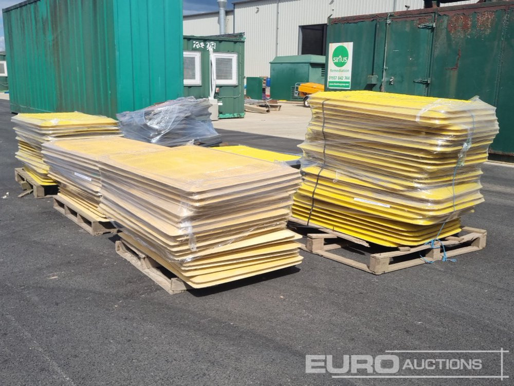 Pallet of Trench Box Covers (5 of), Pallet of Road Signs - معدات البناء: صورة 3 Pallet of Trench Box Covers (5 of), Pallet of Road Signs - معدات البناء: صورة 3