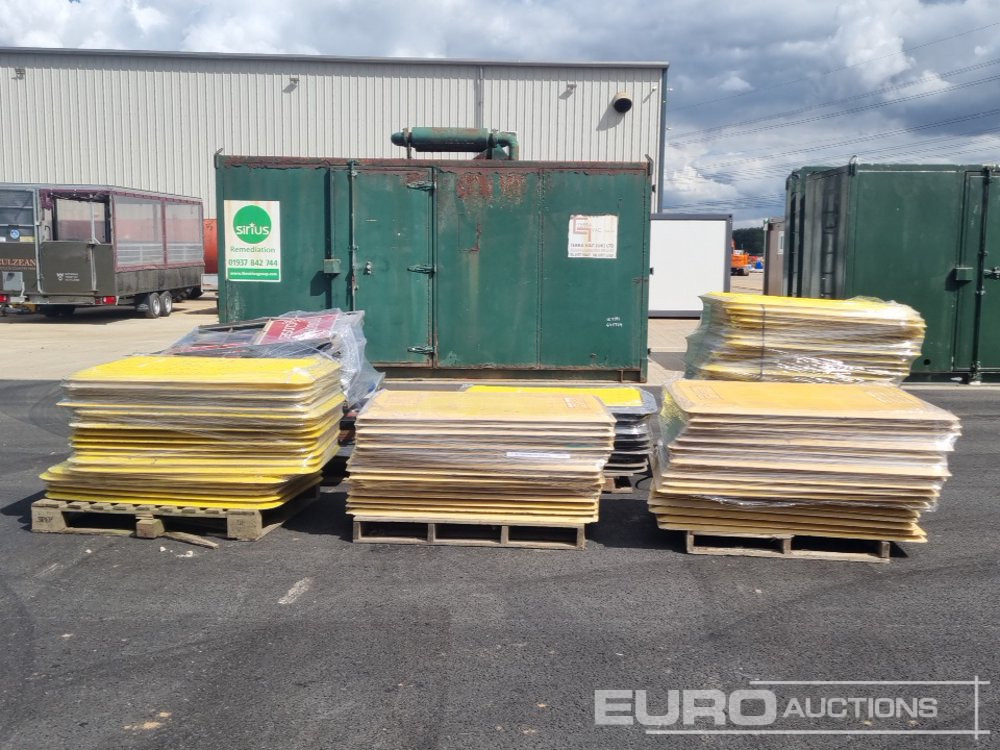 Pallet of Trench Box Covers (5 of), Pallet of Road Signs - معدات البناء: صورة 2 Pallet of Trench Box Covers (5 of), Pallet of Road Signs - معدات البناء: صورة 2