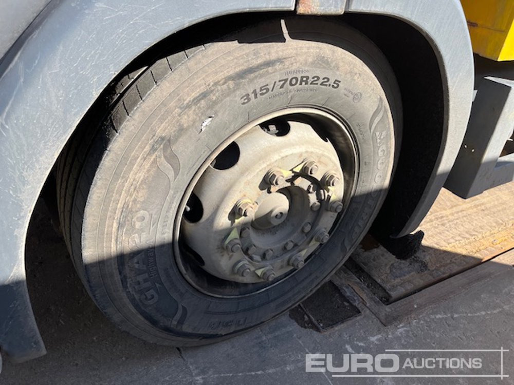 Scania 94D 260 - شاحنات مسطحة: صورة 4 Scania 94D 260 - شاحنات مسطحة: صورة 4