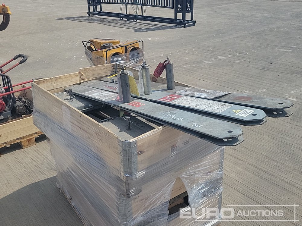 Stillage of Base Weights & Man Anchors (3 of) - معدات البناء: صورة 3 Stillage of Base Weights & Man Anchors (3 of) - معدات البناء: صورة 3