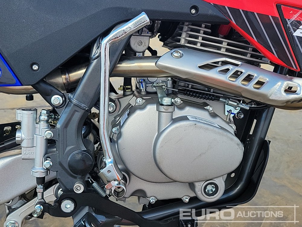 دراجة نارية Unused 2025 Apollo Thunder 250cc Motorcross Bike, 21" Front, 18" Rear Tyres, Electric Start, Air Cooled, Hydraulic Suspension, Disc Brakes, Lighting Kit (UNASSEMBLED): صورة 12 دراجة نارية Unused 2025 Apollo Thunder 250cc Motorcross Bike, 21" Front, 18" Rear Tyres, Electric Start, Air Cooled, Hydraulic Suspension, Disc Brakes, Lighting Kit (UNASSEMBLED): صورة 12