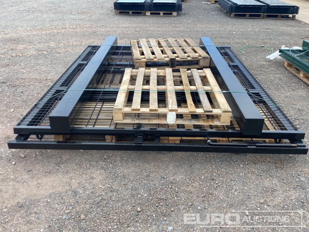 Unused 3m x 2.4m Black Mesh Gate (2 of) Posts (2 of) - معدات البناء: صورة 3 Unused 3m x 2.4m Black Mesh Gate (2 of) Posts (2 of) - معدات البناء: صورة 3