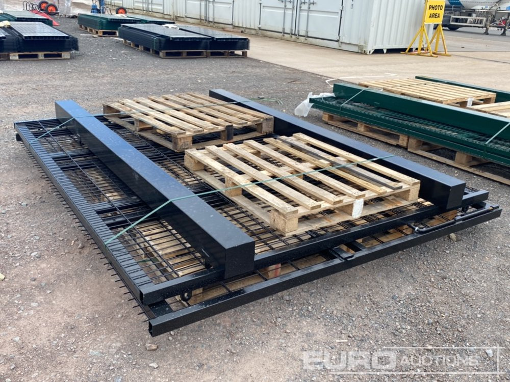 Unused 3m x 2.4m Black Mesh Gate (2 of) Posts (2 of) - معدات البناء: صورة 2 Unused 3m x 2.4m Black Mesh Gate (2 of) Posts (2 of) - معدات البناء: صورة 2