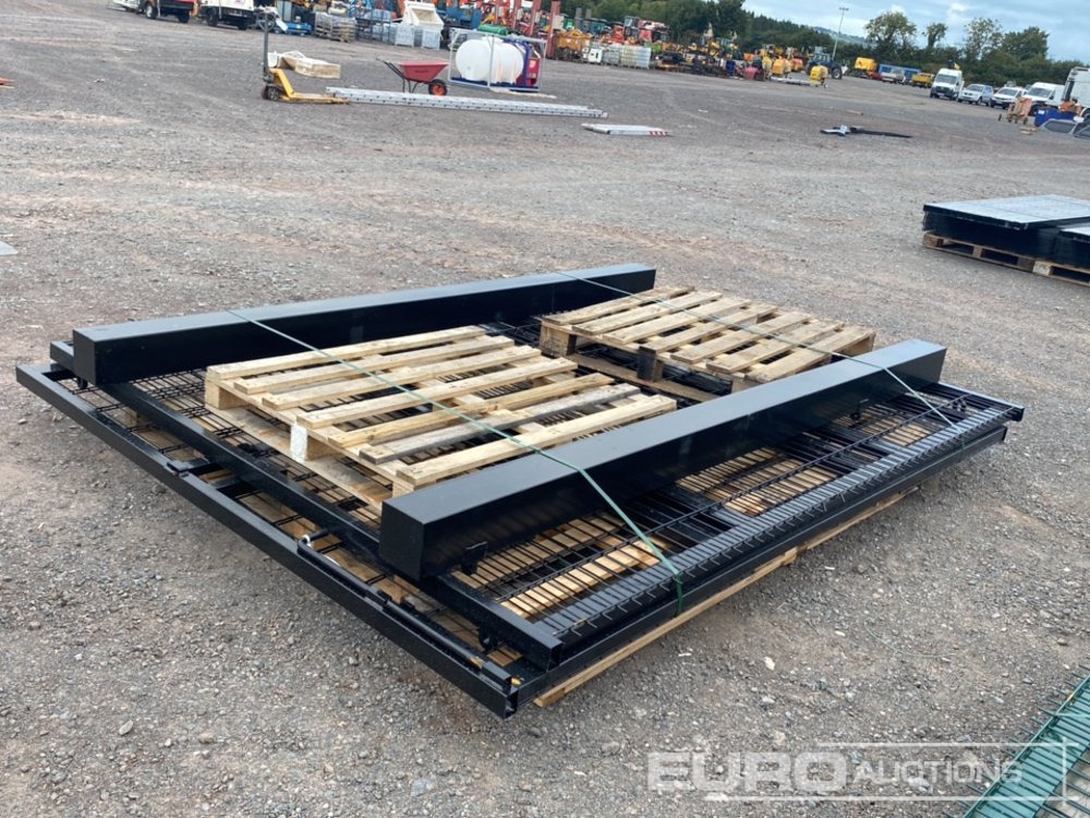 Unused 3m x 2.4m Black Mesh Gate (2 of) Posts (2 of) - معدات البناء: صورة 4 Unused 3m x 2.4m Black Mesh Gate (2 of) Posts (2 of) - معدات البناء: صورة 4