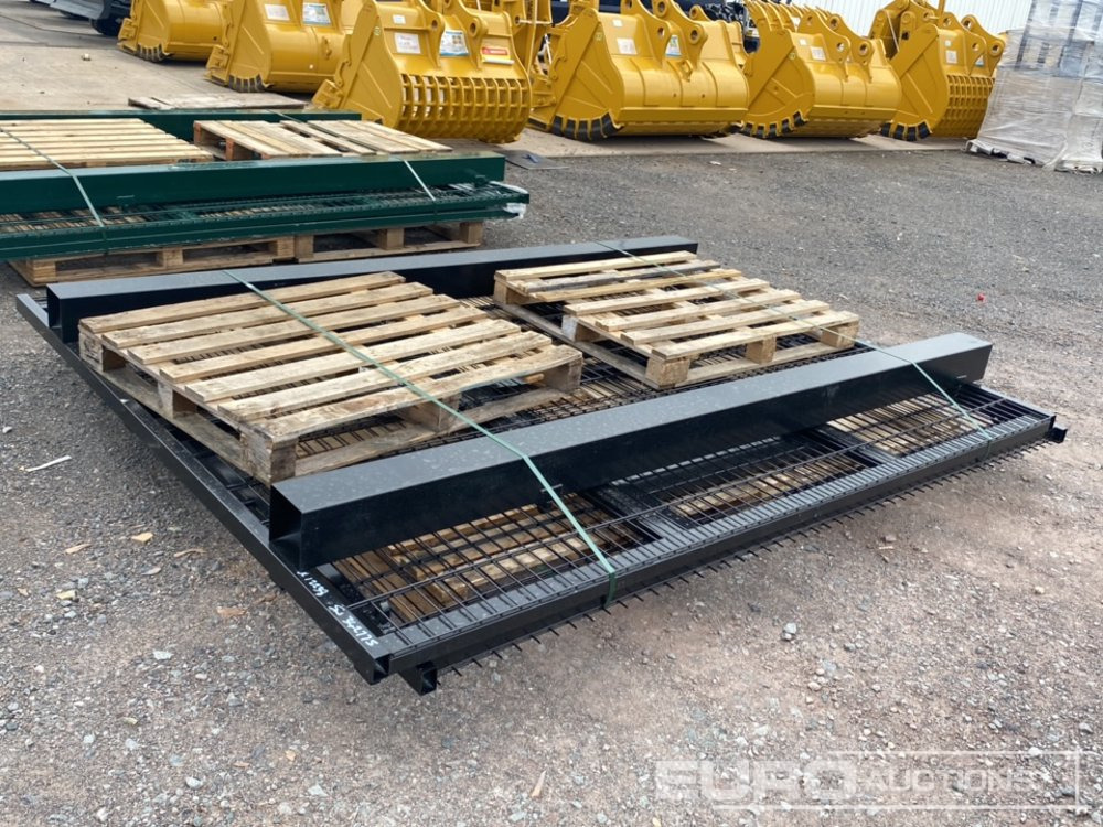 Unused 3m x 2.4m Black Mesh Gate (2 of) Posts (2 of) - معدات البناء: صورة 1 Unused 3m x 2.4m Black Mesh Gate (2 of) Posts (2 of) - معدات البناء: صورة 1