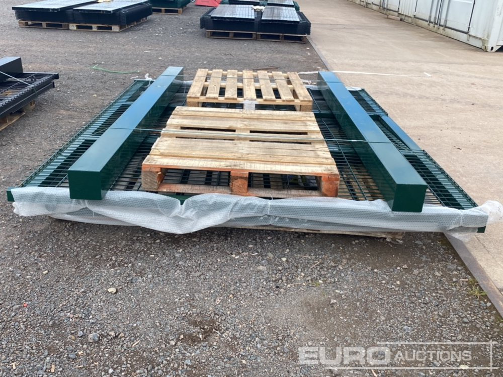 Unused 3m x 2.4m Green Mesh Gate (2 of) Posts (2 of) - معدات البناء: صورة 3 Unused 3m x 2.4m Green Mesh Gate (2 of) Posts (2 of) - معدات البناء: صورة 3