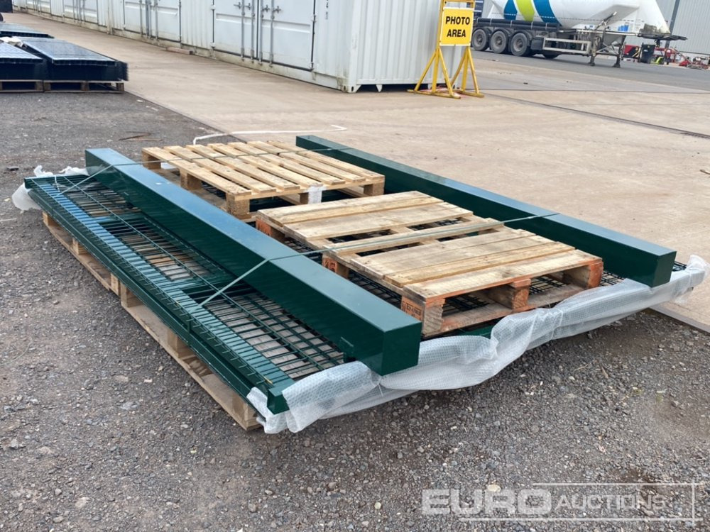 Unused 3m x 2.4m Green Mesh Gate (2 of) Posts (2 of) - معدات البناء: صورة 2 Unused 3m x 2.4m Green Mesh Gate (2 of) Posts (2 of) - معدات البناء: صورة 2