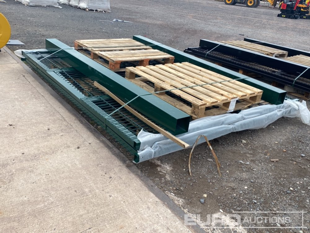 Unused 3m x 2.4m Green Mesh Gate (2 of) Posts (2 of) - معدات البناء: صورة 5 Unused 3m x 2.4m Green Mesh Gate (2 of) Posts (2 of) - معدات البناء: صورة 5