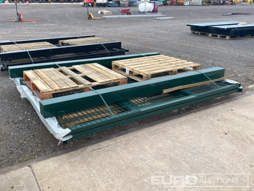 Unused 3m x 2.4m Green Mesh Gate (2 of) Posts (2 of) - معدات البناء: صورة 4 Unused 3m x 2.4m Green Mesh Gate (2 of) Posts (2 of) - معدات البناء: صورة 4
