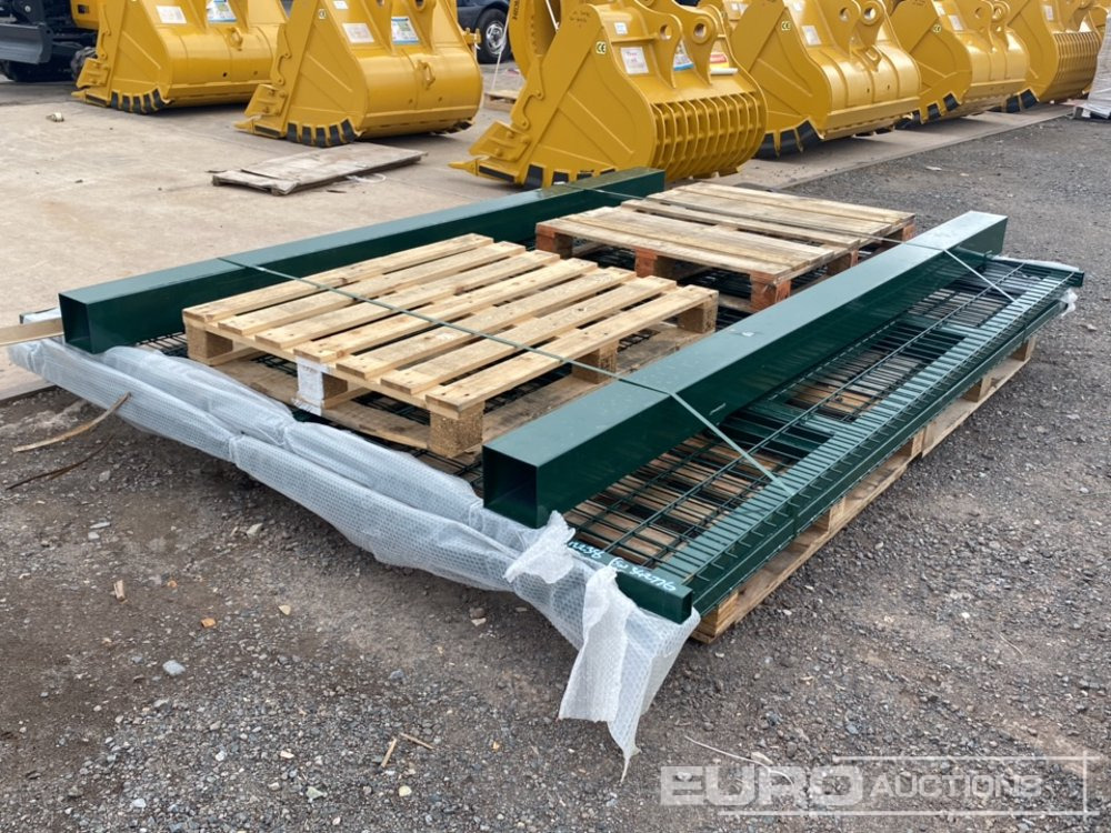 Unused 3m x 2.4m Green Mesh Gate (2 of) Posts (2 of) - معدات البناء: صورة 1 Unused 3m x 2.4m Green Mesh Gate (2 of) Posts (2 of) - معدات البناء: صورة 1