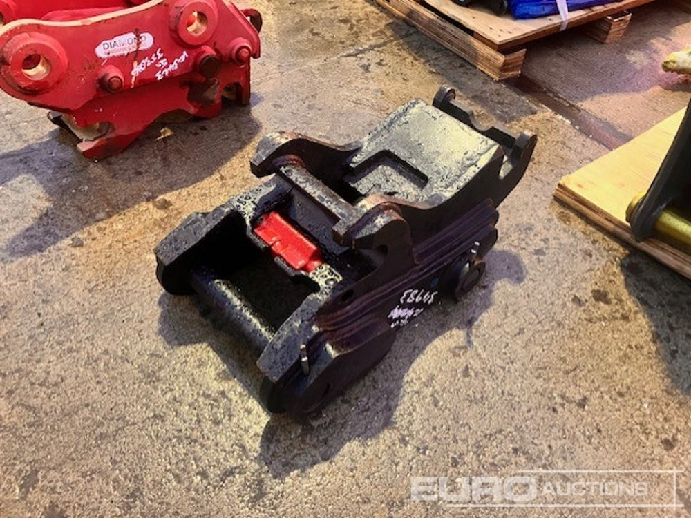 Unused CAT Hydraulic Double Lock QH 50mm Pin to suit 6-8 Ton Excavator - قارنة توصيل هيدروليكي: صورة 1 Unused CAT Hydraulic Double Lock QH 50mm Pin to suit 6-8 Ton Excavator - قارنة توصيل هيدروليكي: صورة 1