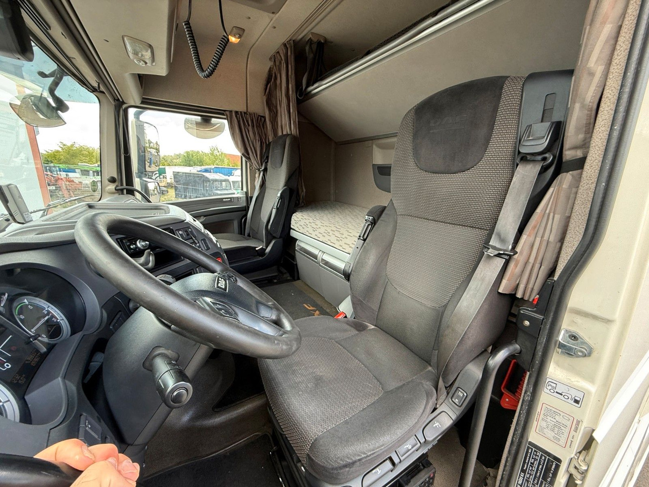 DAF XF 410 Space Cab - وحدة جر: صورة 5 DAF XF 410 Space Cab - وحدة جر: صورة 5