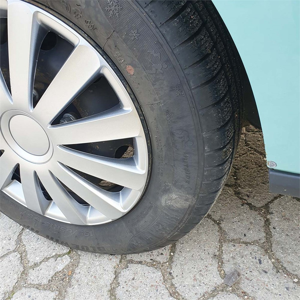 فان المدمجة Ford Transit Courier 1,0 Ecoboost: صورة 24