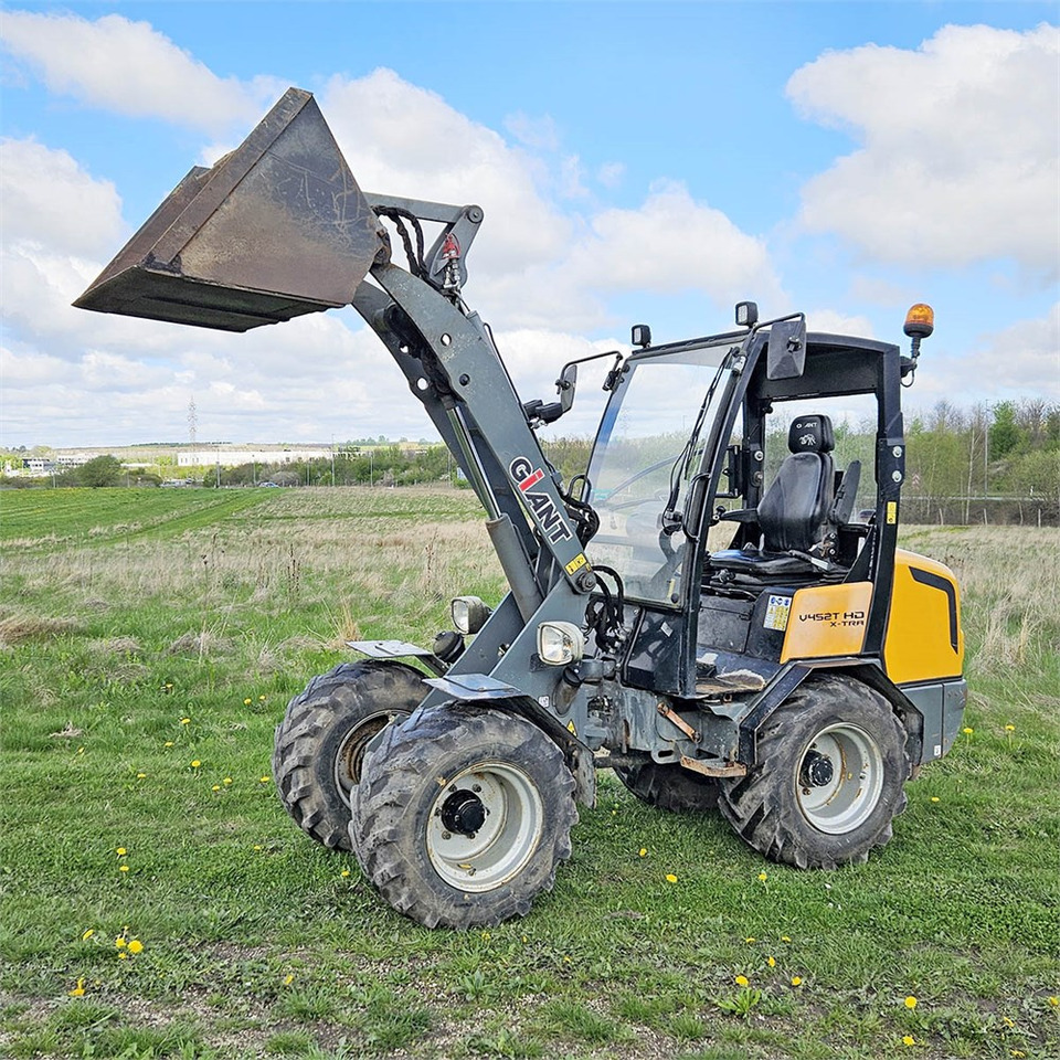Giant V452T X-TRA HD - اللودر بعجل: صورة 1 Giant V452T X-TRA HD - اللودر بعجل: صورة 1