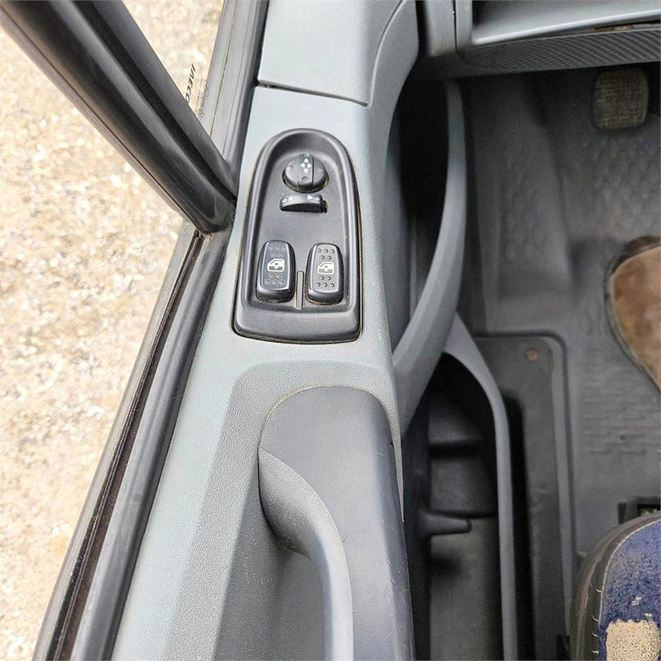 شاحنات مسطحة Iveco Stralis C35: صورة 17