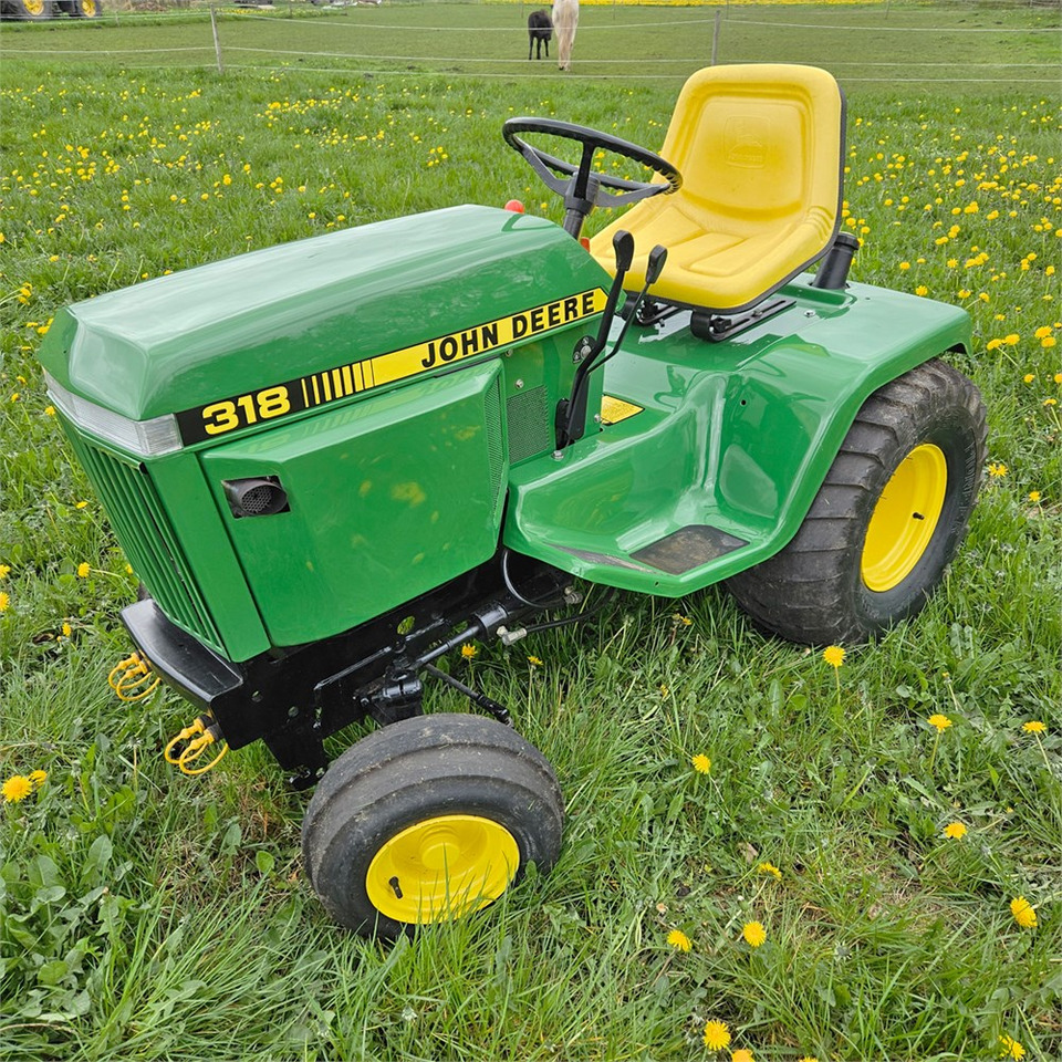 John Deere 318 - جرار البلدية: صورة 1 John Deere 318 - جرار البلدية: صورة 1