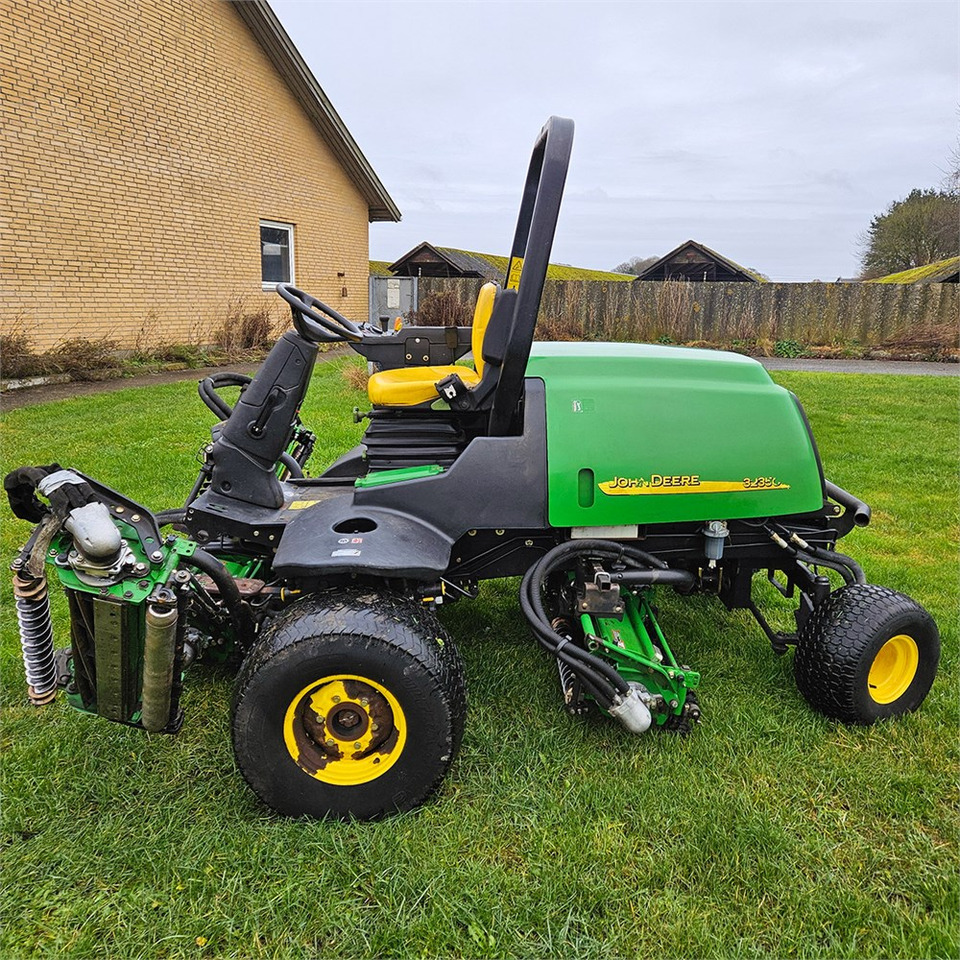 John Deere 3235C - جزازة أعشاب الحدائق: صورة 4 John Deere 3235C - جزازة أعشاب الحدائق: صورة 4
