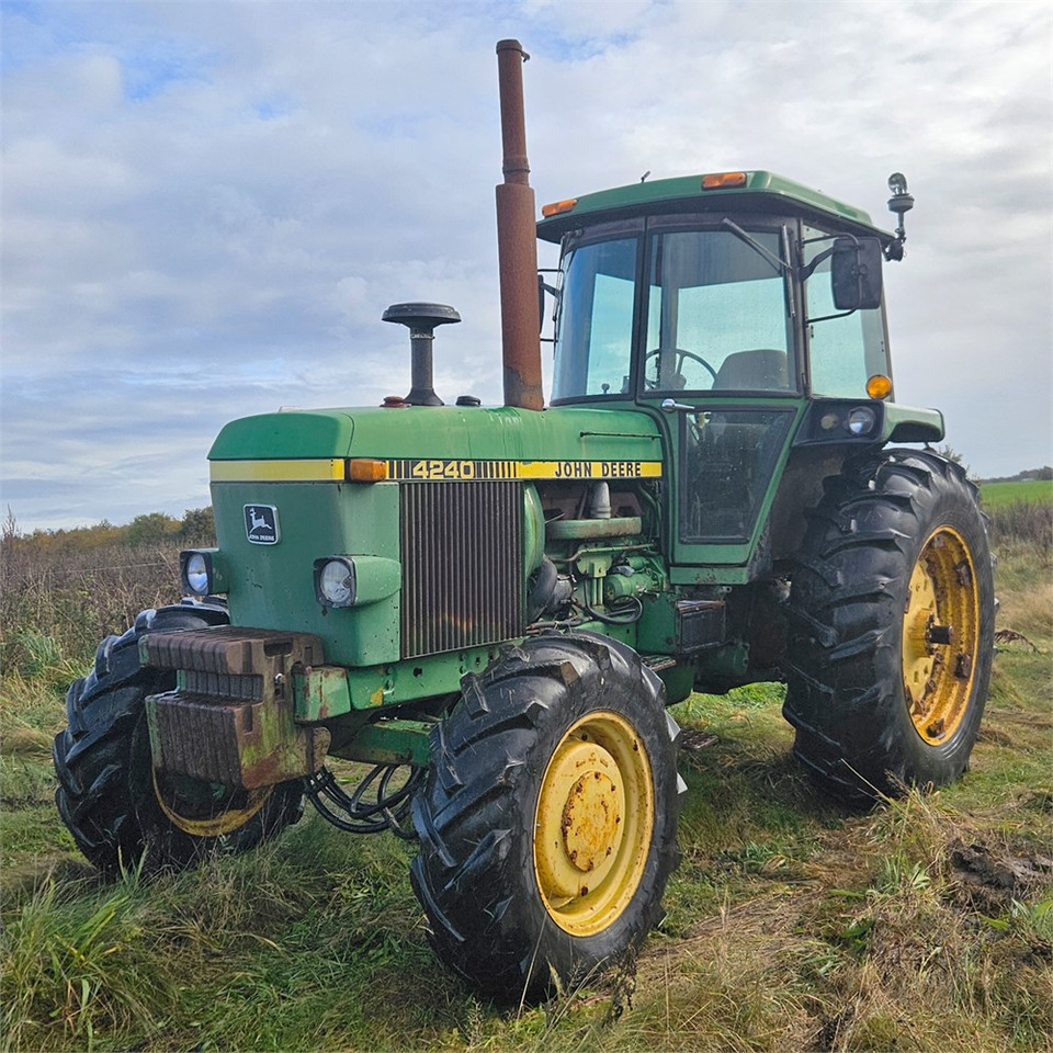 John Deere 4240 - جرار: صورة 3 John Deere 4240 - جرار: صورة 3