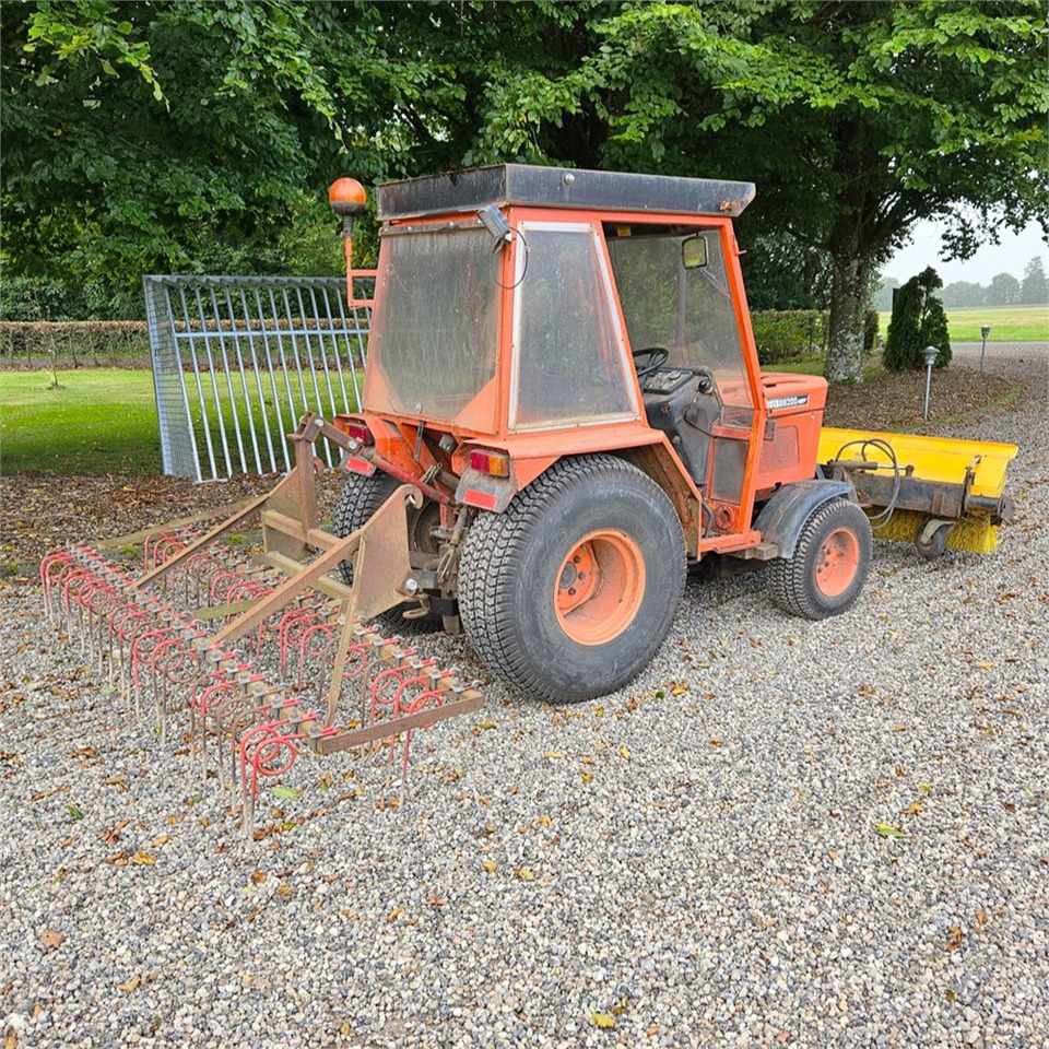 Kubota B8200 - جرار البلدية: صورة 5 Kubota B8200 - جرار البلدية: صورة 5