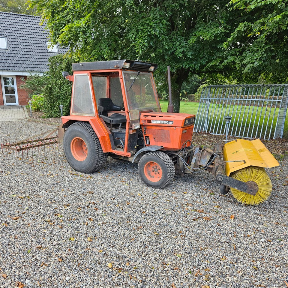 Kubota B8200 - جرار البلدية: صورة 2 Kubota B8200 - جرار البلدية: صورة 2
