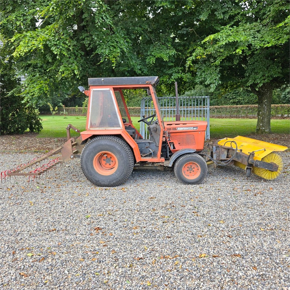 Kubota B8200 - جرار البلدية: صورة 4 Kubota B8200 - جرار البلدية: صورة 4