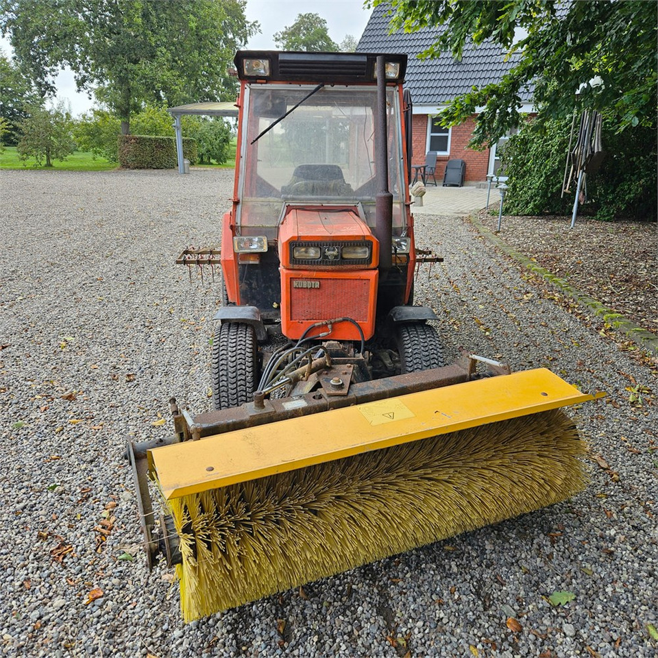 Kubota B8200 - جرار البلدية: صورة 3 Kubota B8200 - جرار البلدية: صورة 3