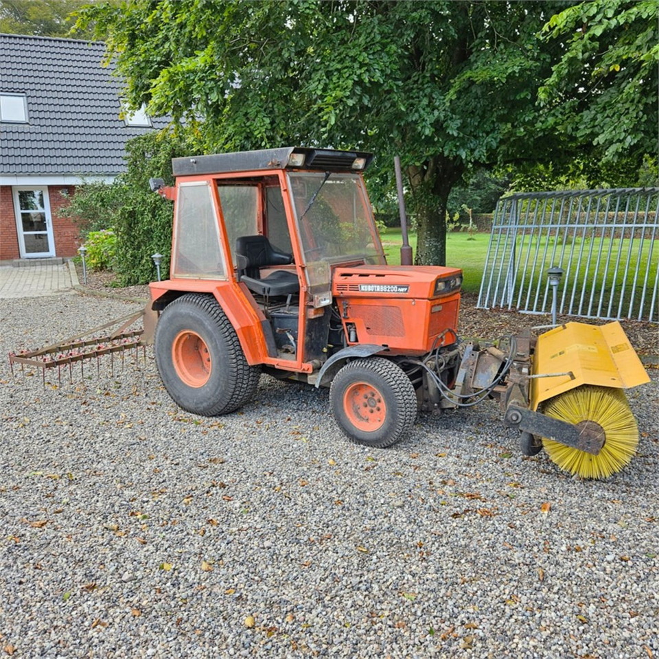 Kubota B8200 - جرار البلدية: صورة 1 Kubota B8200 - جرار البلدية: صورة 1