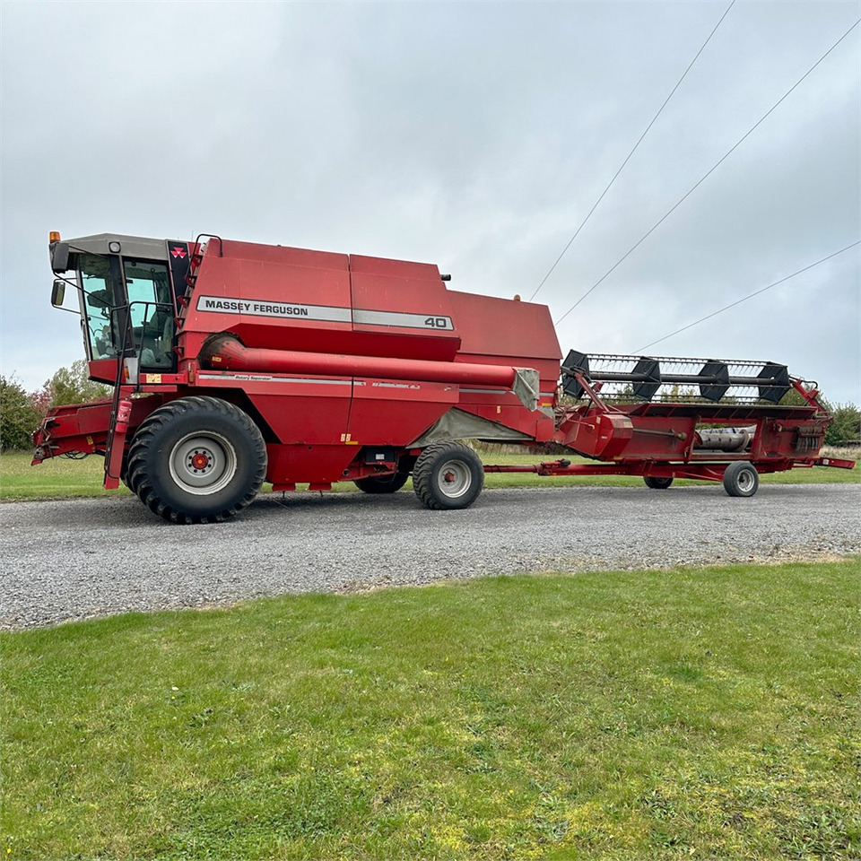 Massey Ferguson MF40 - حصادة: صورة 1 Massey Ferguson MF40 - حصادة: صورة 1