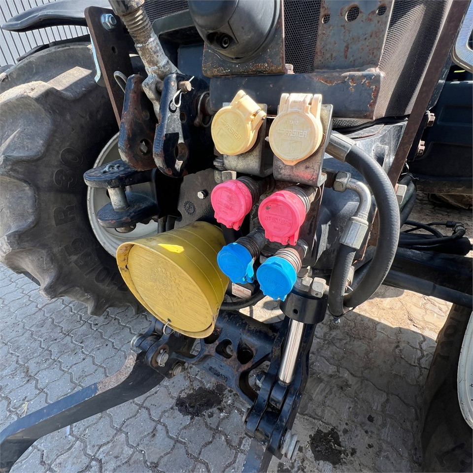 جرار New Holland T6050: صورة 32