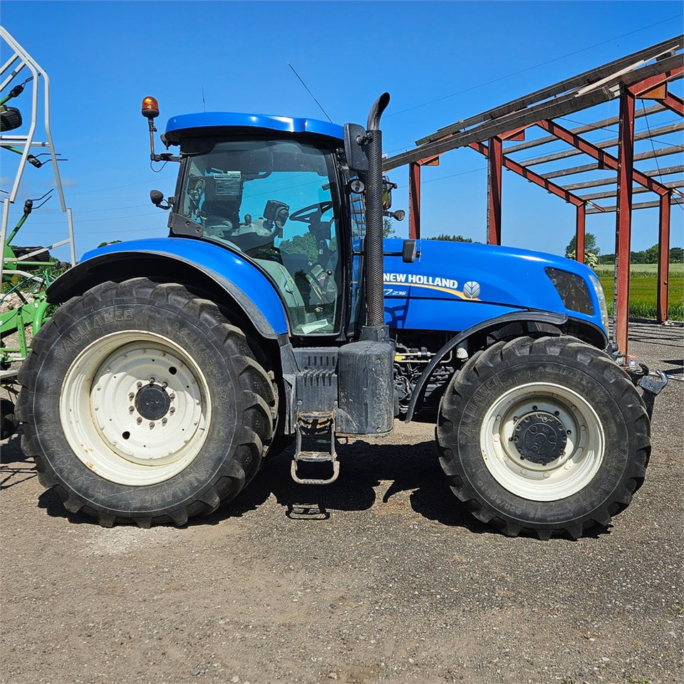 New Holland T7.235 Power Command - جرار: صورة 2 New Holland T7.235 Power Command - جرار: صورة 2