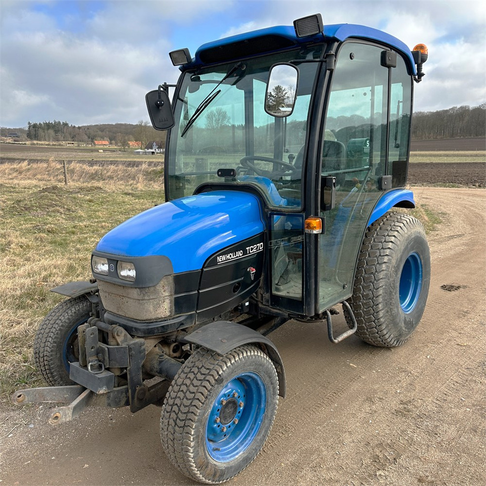 New Holland TC27D - جرار البلدية: صورة 2 New Holland TC27D - جرار البلدية: صورة 2