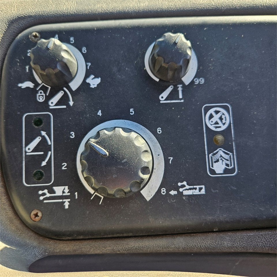 New Holland TS 100 New Holland TS 100: صورة 17 New Holland TS 100 New Holland TS 100: صورة 17