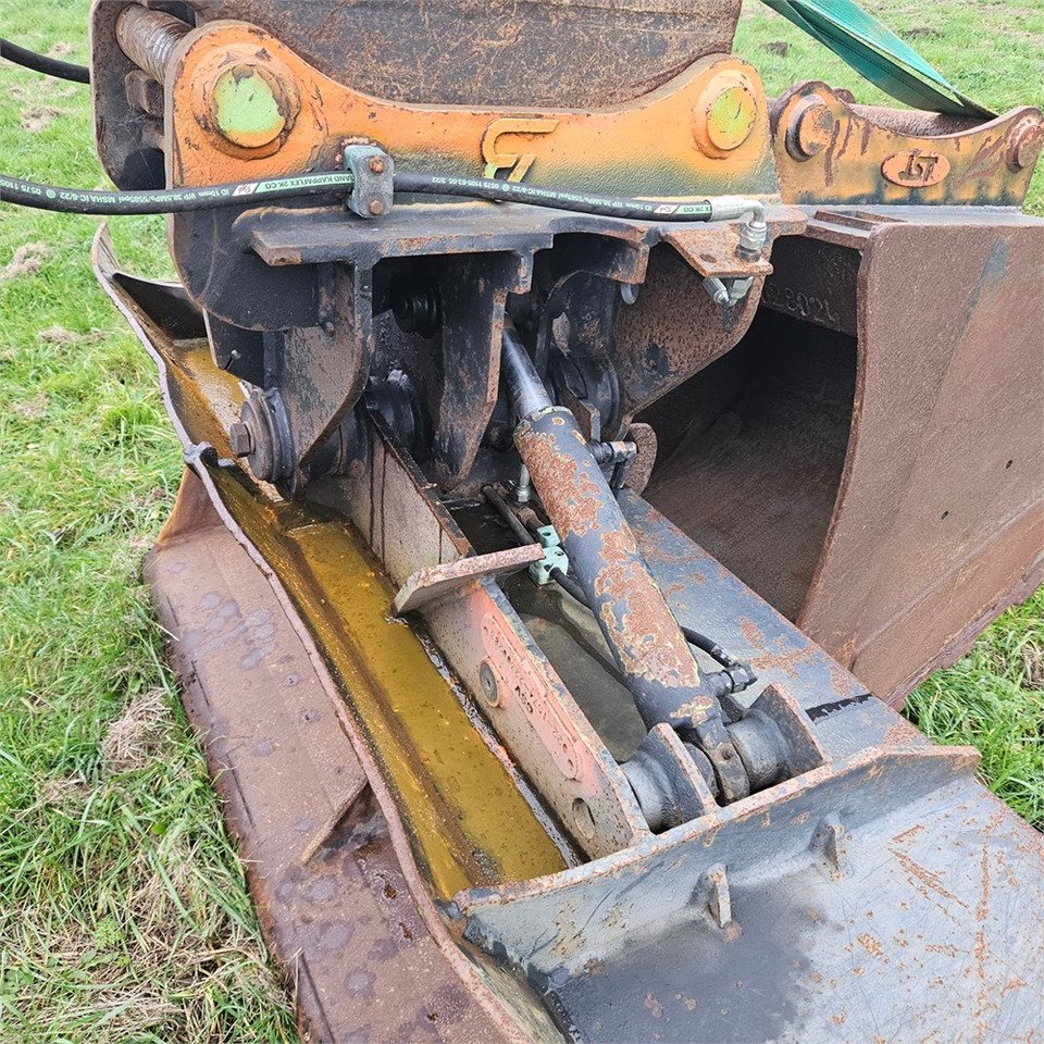 حفار زحاف Takeuchi TB1140: صورة 38