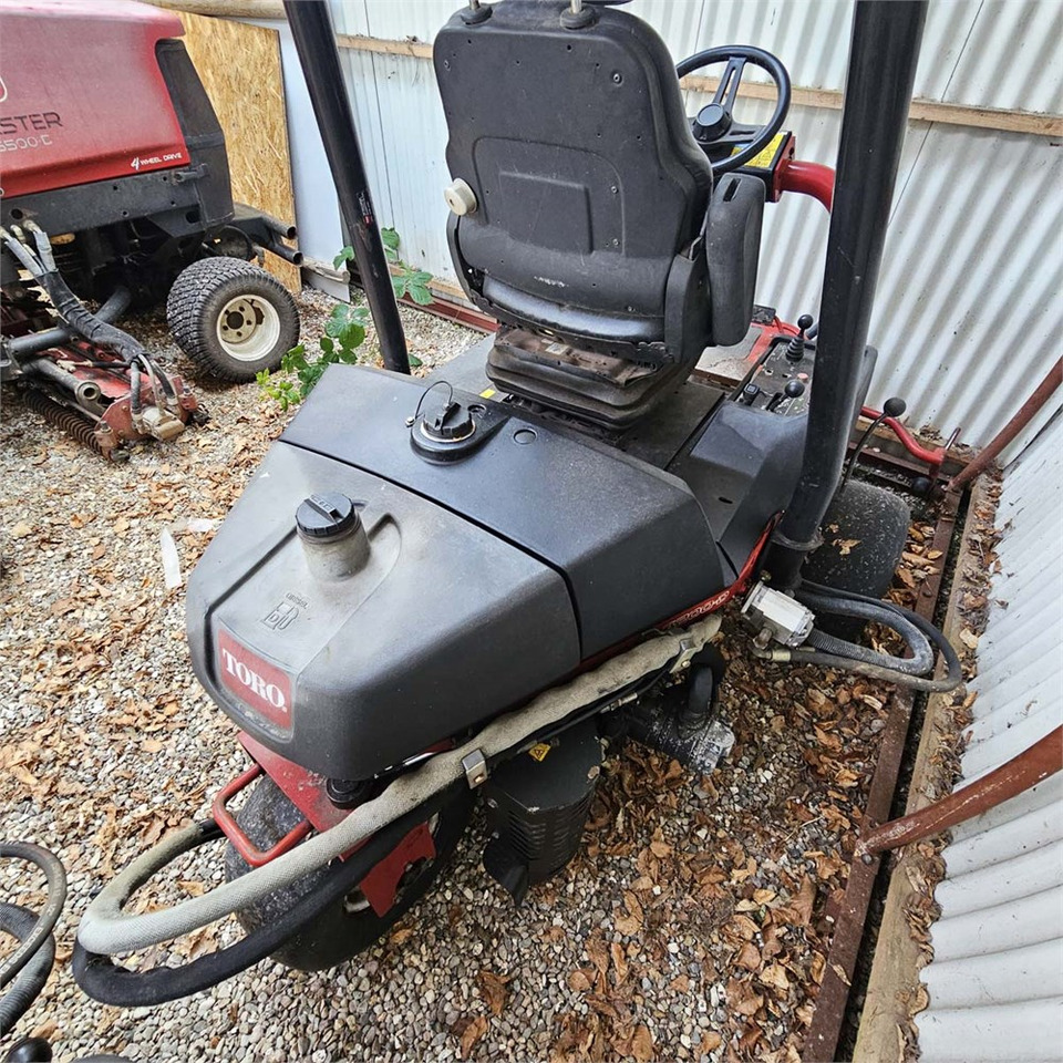 Toro Greensmaster 3200-D - جزازة أعشاب الحدائق: صورة 4 Toro Greensmaster 3200-D - جزازة أعشاب الحدائق: صورة 4