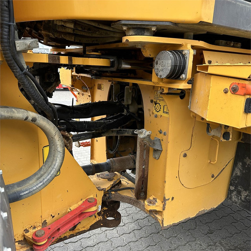 اللودر بعجل Volvo L120 H: صورة 37