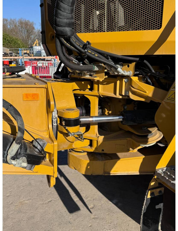 شاحنة قلاب مفصلية CAT 730-04: صورة 13