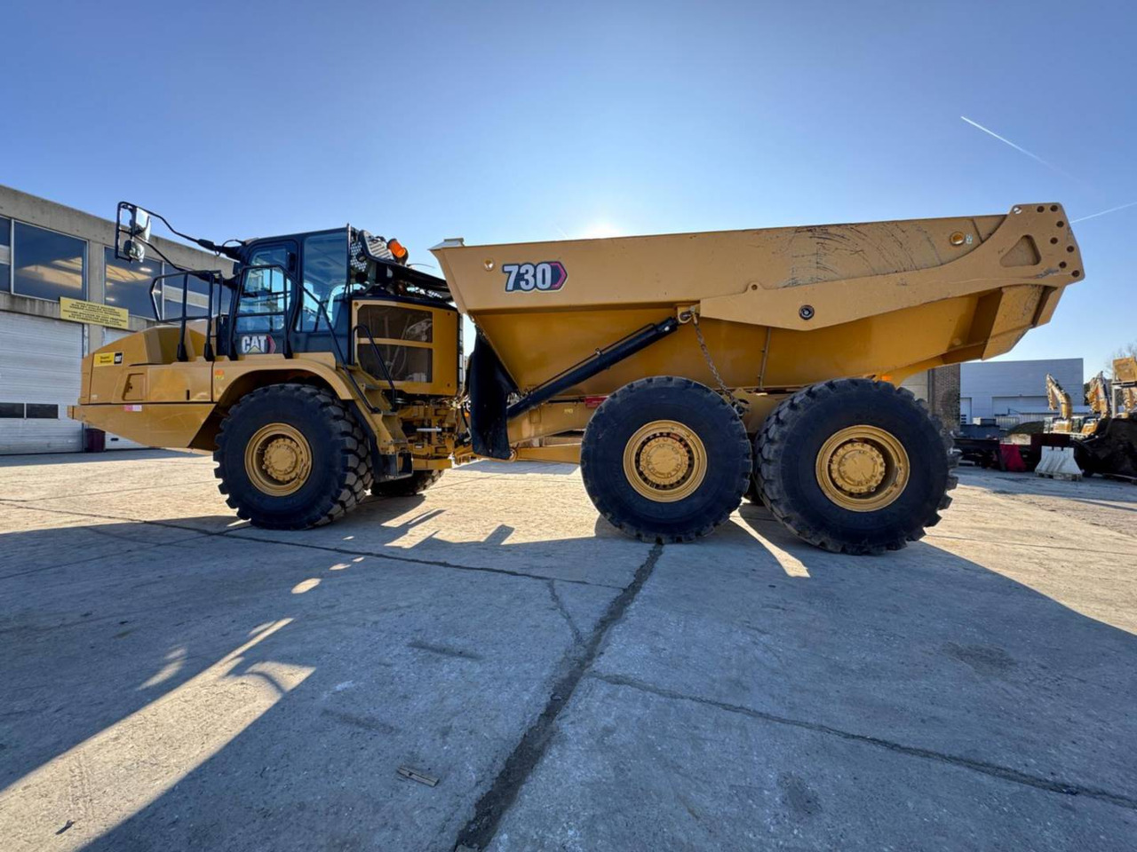 شاحنة قلاب مفصلية CAT 730-04: صورة 10
