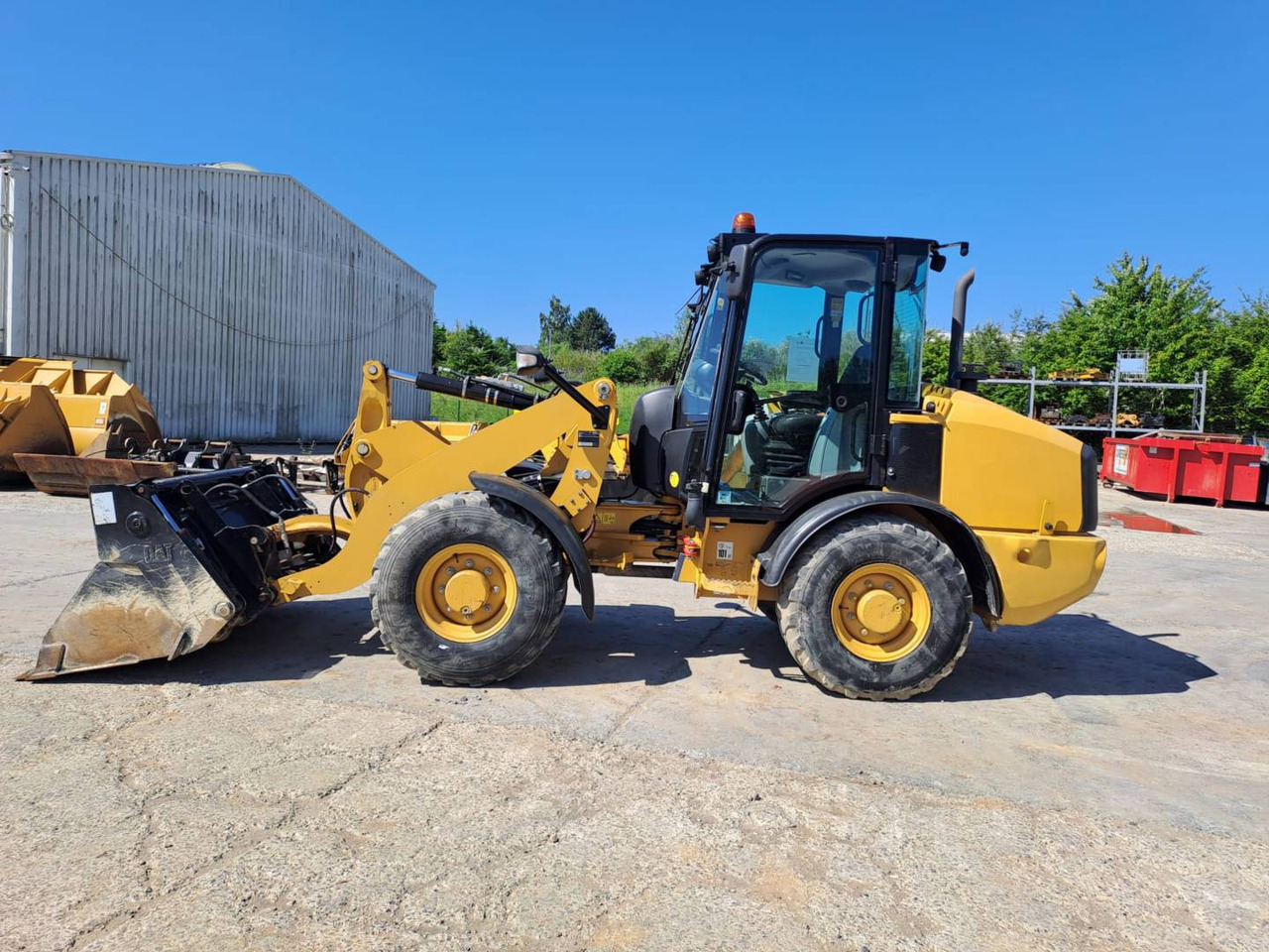 CAT 906M - اللودر بعجل: صورة 1 CAT 906M - اللودر بعجل: صورة 1